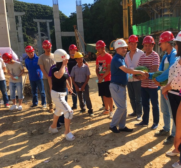 交建集团领导高温慰问和检查贵安大道道路工程项目 (1)_副本.jpg